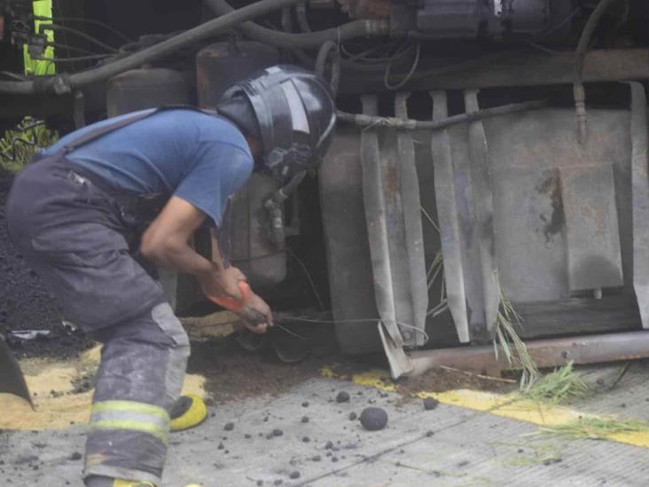 Se vuelca tráiler cargado de croque sobre carretera federal 140