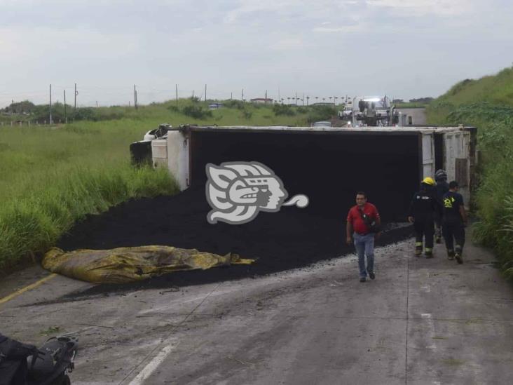 Se vuelca tráiler cargado de croque sobre carretera federal 140