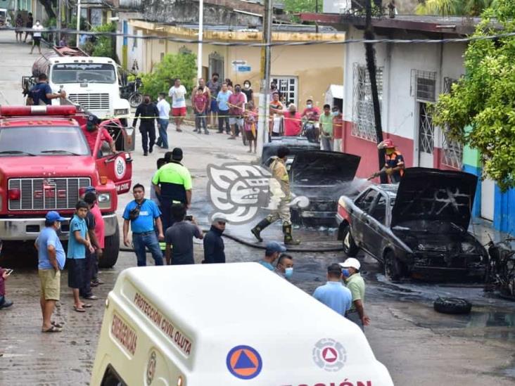 Tres vehículos calcinados tras caer cableado de alta tensión en Texistepec