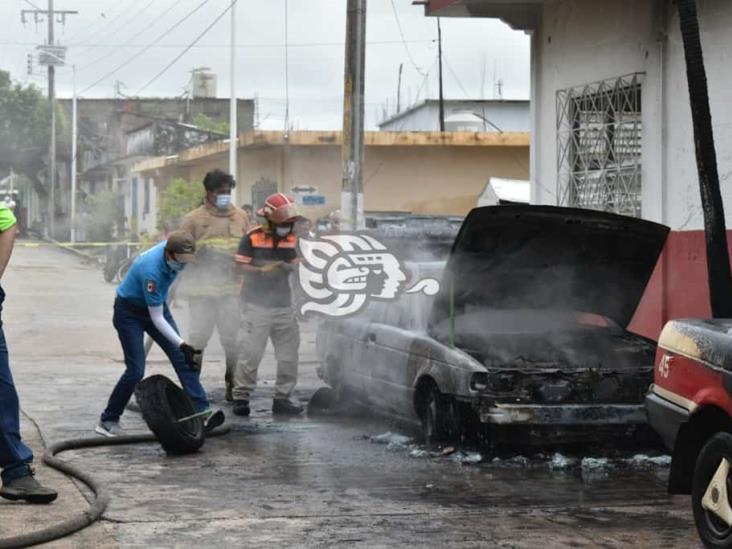 Tres vehículos calcinados tras caer cableado de alta tensión en Texistepec