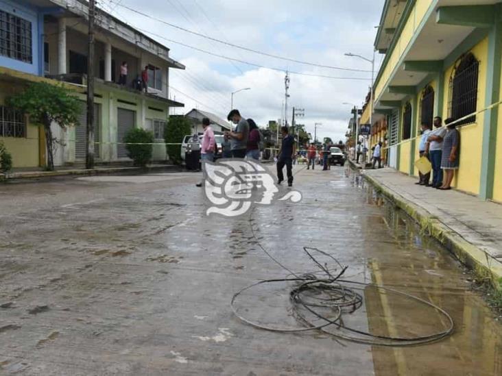 Tres vehículos calcinados tras caer cableado de alta tensión en Texistepec