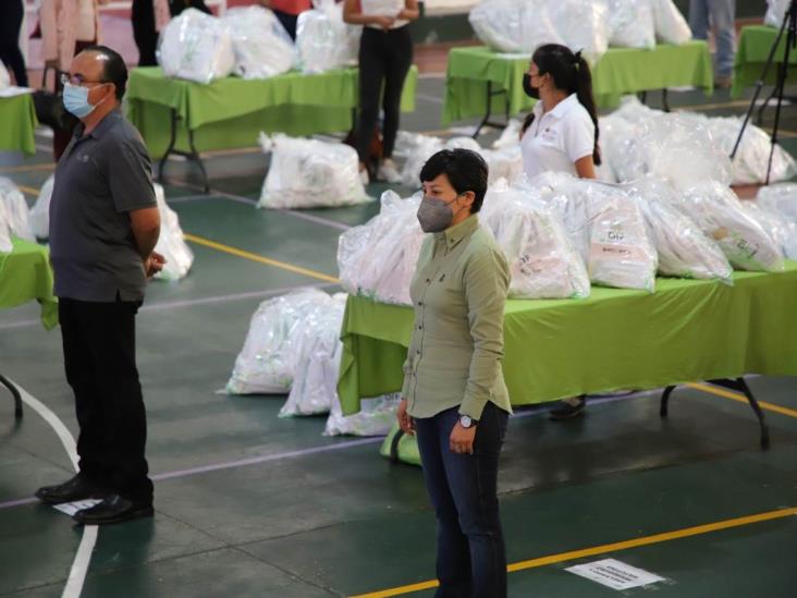 Entrega DIF Orizaba paquetes de útiles escolares