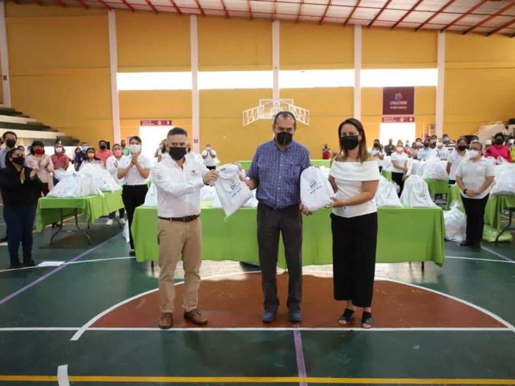 Entrega DIF Orizaba paquetes de útiles escolares