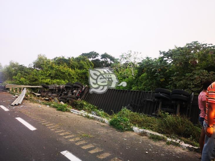 Vuelcan tractocamiones con material peligroso en autopista de Acayucan 