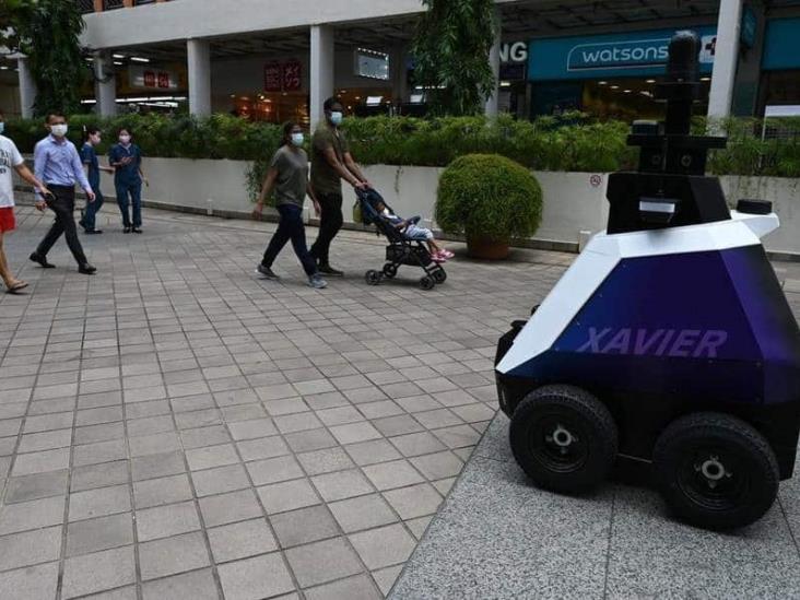 Con robot patrulla, Singapur vigila que se cumplan medidas sanitarias por Covid-19