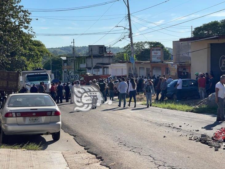 Pobladores bloquean carretera Xalapa-El Castillo; exigen reparación de puente