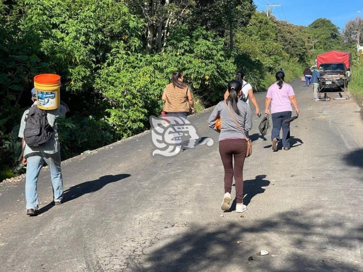 Pobladores bloquean carretera Xalapa-El Castillo; exigen reparación de puente