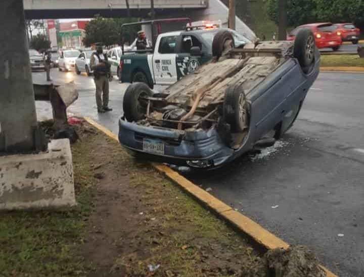 Automóvil vuelca en El Trébol de Xalapa; dos hombres resultan lesionados