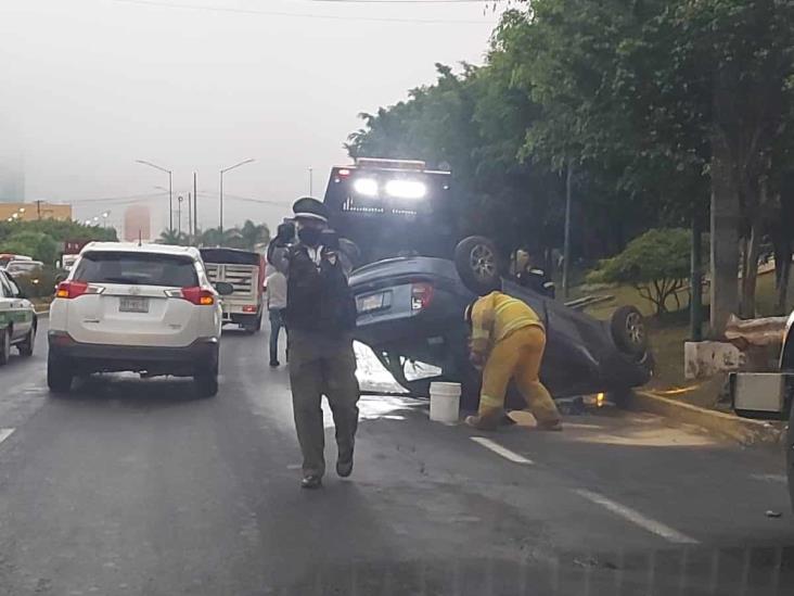 Automóvil vuelca en El Trébol de Xalapa; dos hombres resultan lesionados