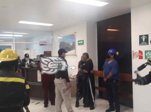 Rescatan a mujeres tras falla en ascensor del IMSS Orizaba