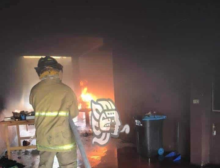 Misterioso incendio consume vivienda en Mahuixtlan