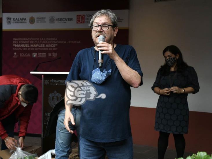 Inaugura Paco Ignacio Taibo II librería en Centro Recreativo Xalapeño