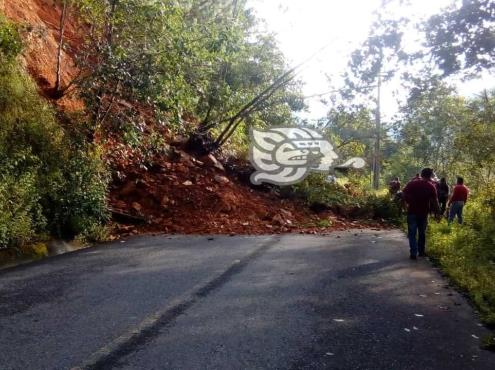 Deslave bloquea carretera de Zongolica a Texhuacan