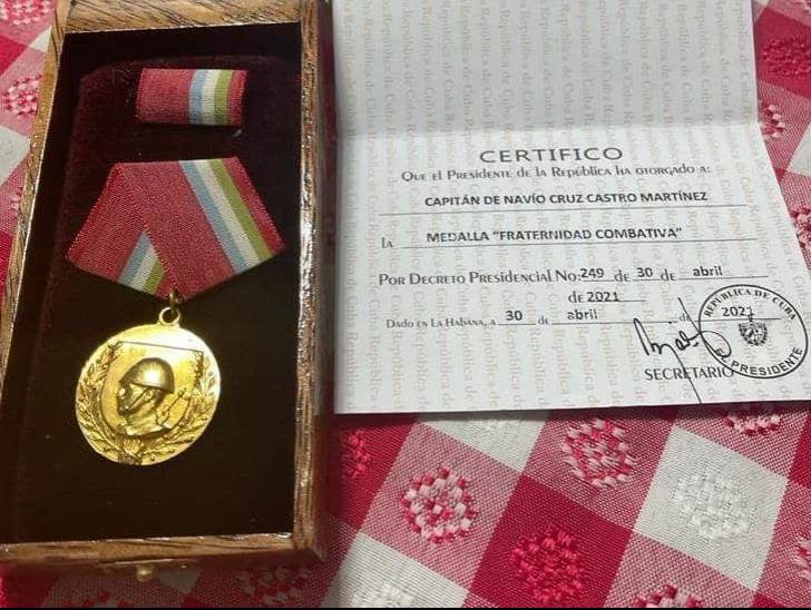 Entregan medalla Fraternidad Combativa a Agregado Naval de México en Cuba