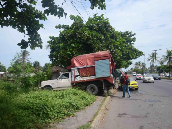 Choque entre vehículo particular y camioneta de carga deja severos daños materiales