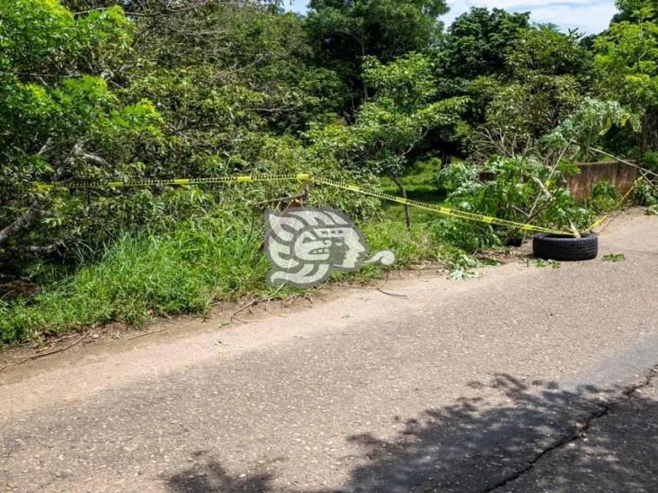 Alertan a automovilistas por socavón en carretera a Dehesa en Acayucan 