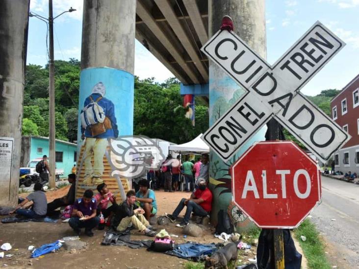 Ante saturación de refugios, migrantes pernoctarían en playas de Coatzacoalcos