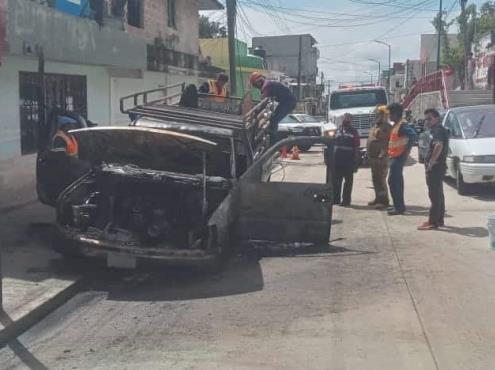 Tras un cortocircuito, camioneta se incendia en colonia Margarita Maza de Xalapa