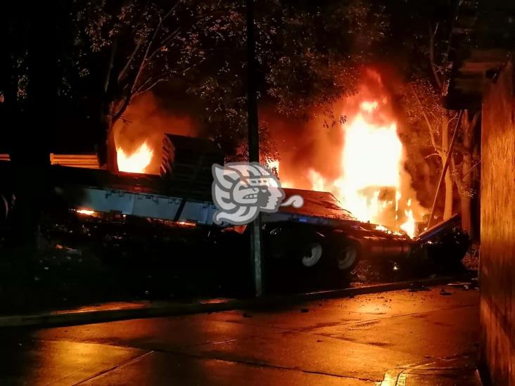 Se incendia tráiler tras chocar en la autopista Puebla-Orizaba