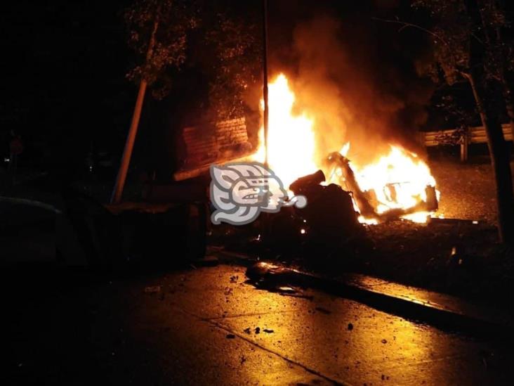 Se incendia tráiler tras chocar en la autopista Puebla-Orizaba