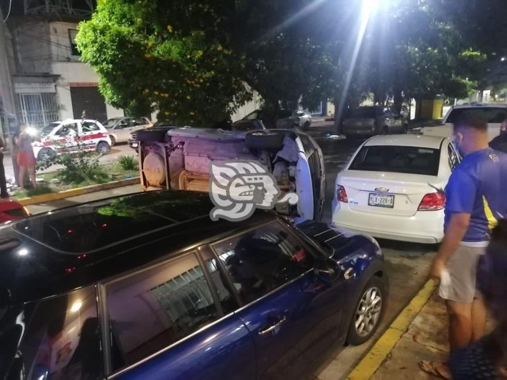 Vuelca vehículo en Coatza tras chocar contra autos estacionados