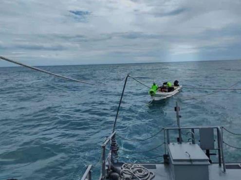 Rescatan a tres pescadores extraviados en Cazones