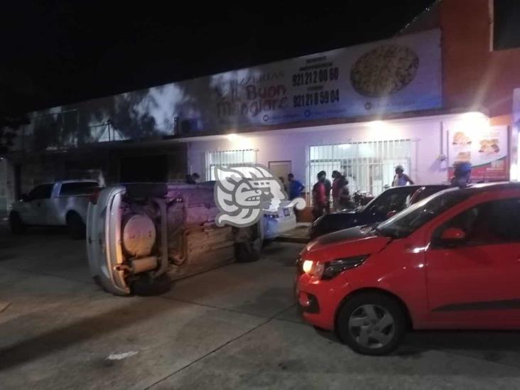Vuelca vehículo en Coatza tras chocar contra autos estacionados