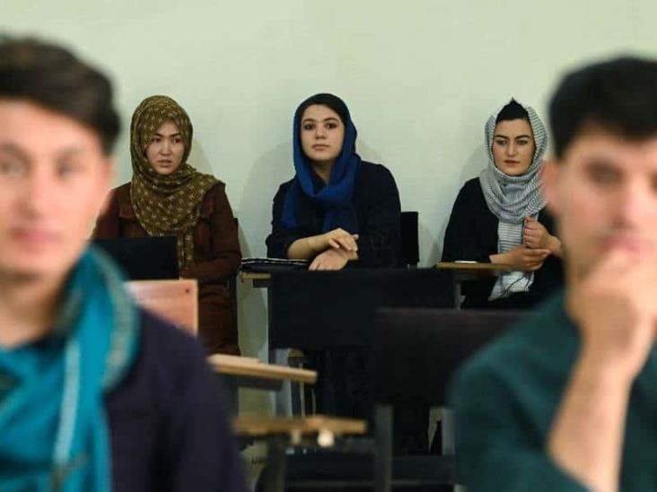 Talibanes permitirán a mujeres estudiar la universidad, pero separadas de los hombres