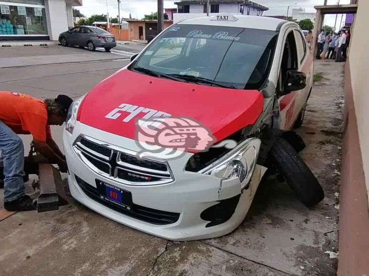 Taxi impacta camioneta estacionada en la Puerto México
