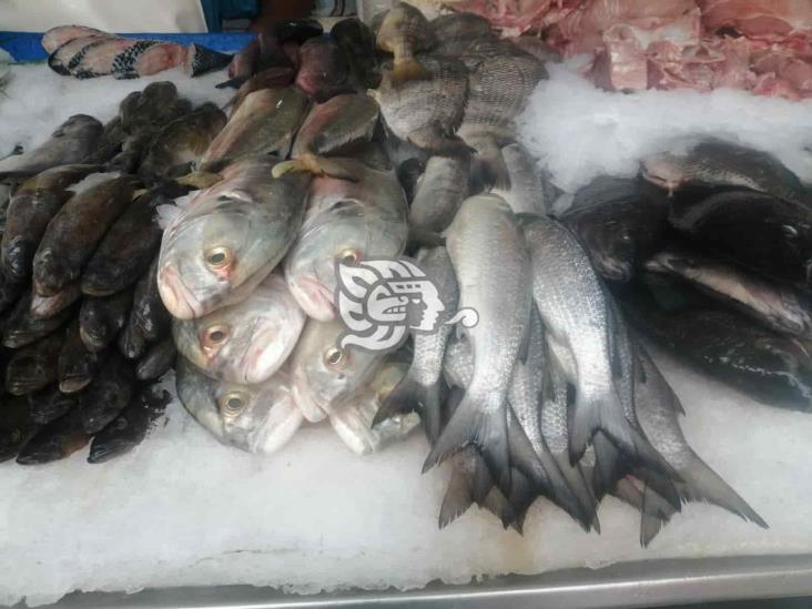 Comerciantes de pescados y mariscos afectados por las lluvias