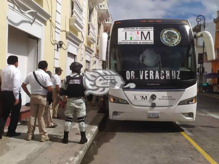 Detienen dos autobuses con migrantes de Haití abordo