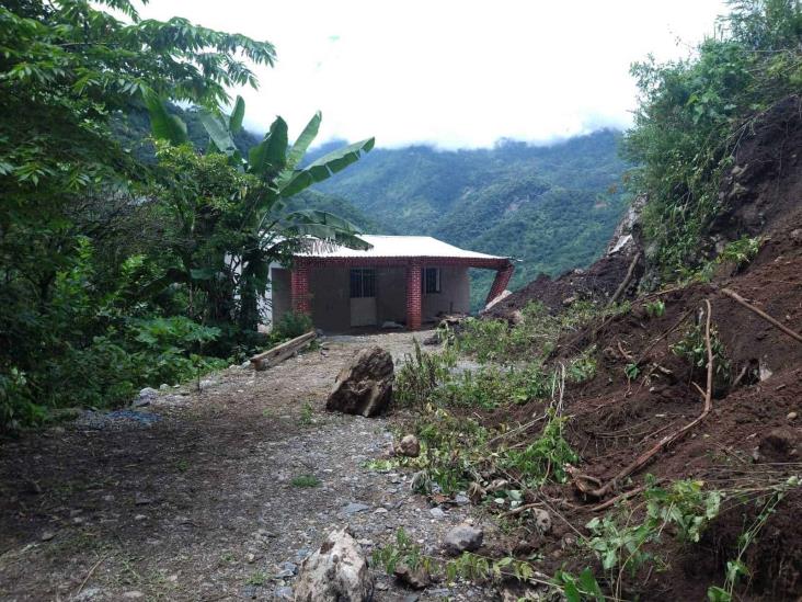 Deslizamiento de tierra y piedras deja daños en vivienda de Zongolica