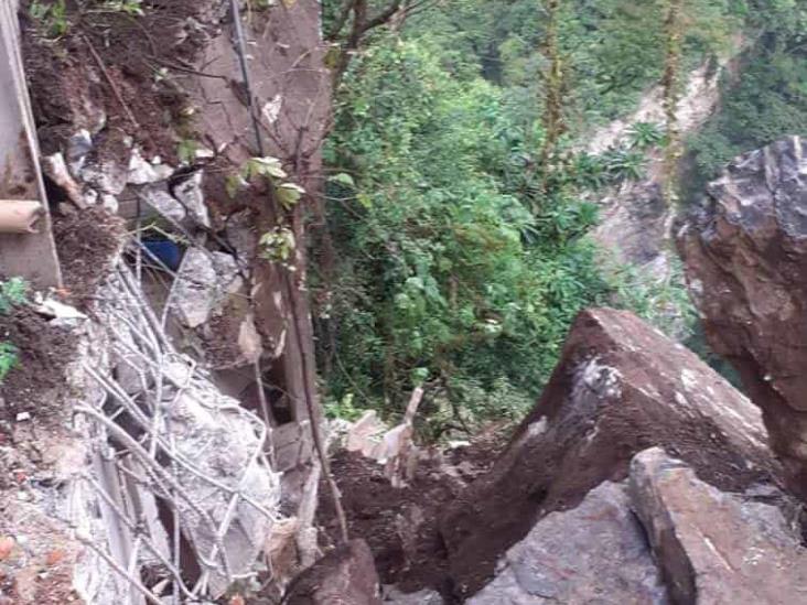 Deslizamiento de tierra y piedras deja daños en vivienda de Zongolica