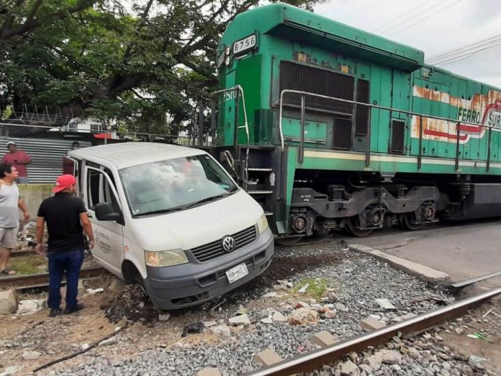 Locomotora impacta carroza fúnebre en puerto de Veracruz