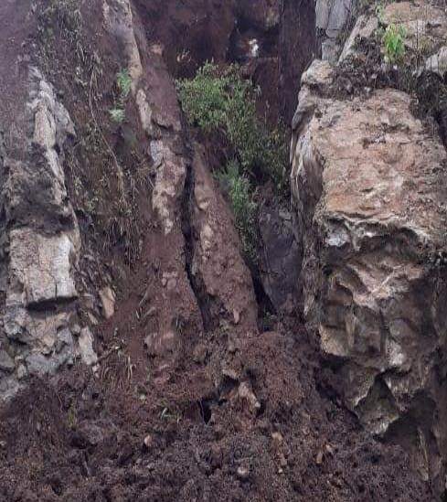 Deslizamiento de tierra y piedras deja daños en vivienda de Zongolica