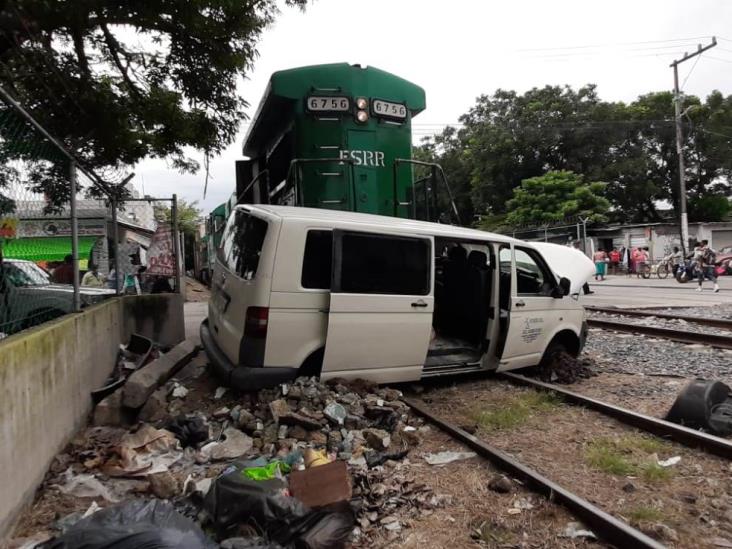 Locomotora impacta carroza fúnebre en puerto de Veracruz
