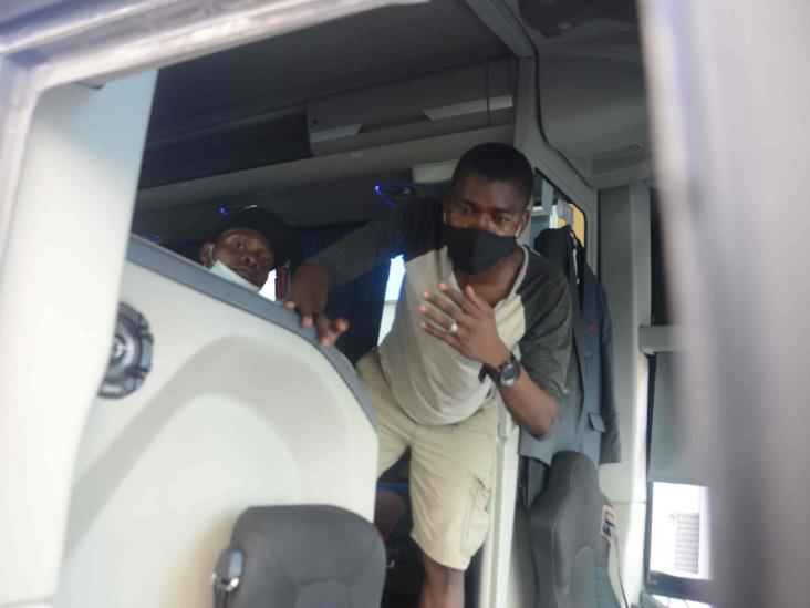 Detienen dos autobuses con migrantes de Haití abordo