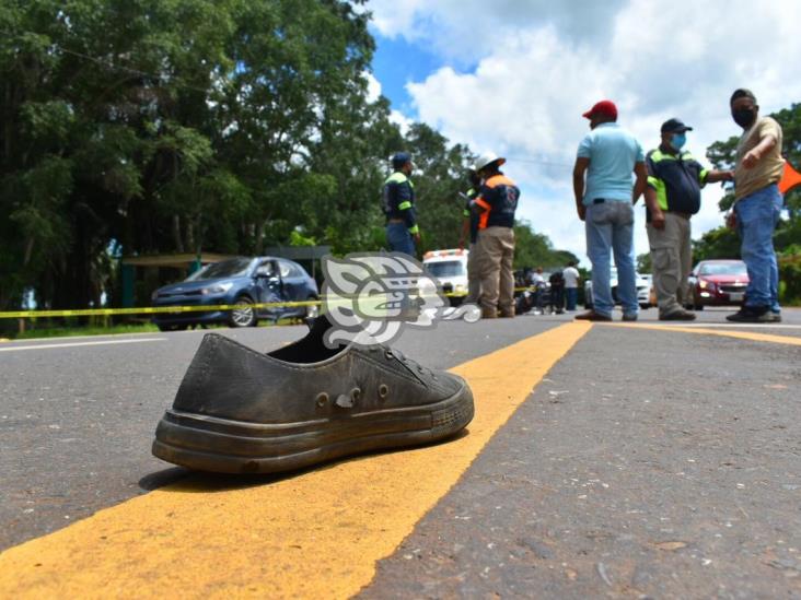 Menor fallece tras accidente de moto en carretera de Acayucan