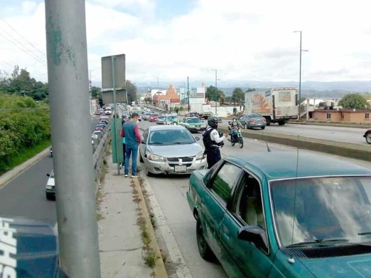 Tras sufrir un mareo, automovilista choca contra luminaria en Xalapa