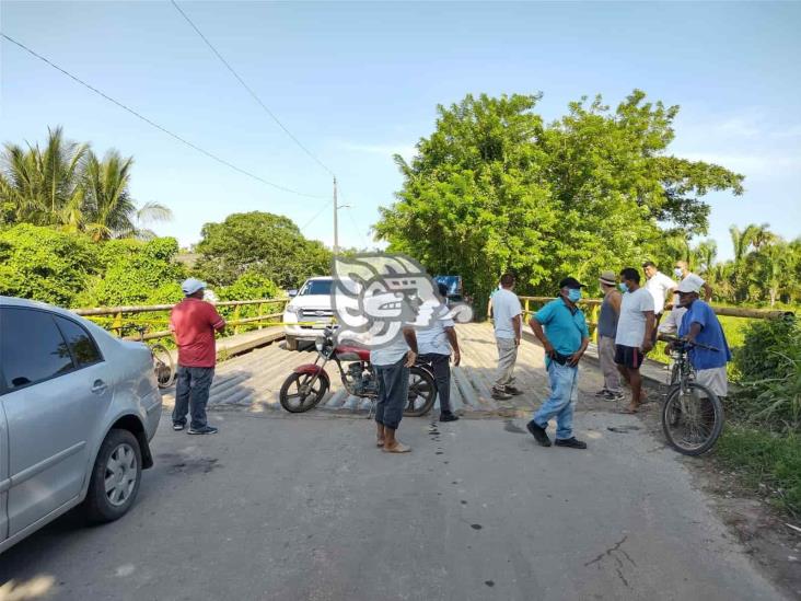Bloquean carretera de Moloacán en protesta contra empresas 