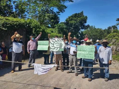 Slim, sin perforar pozos petroleros; en Uxpanapa exigen obras