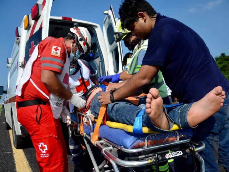 Hombre sale volando de su vehículo tras sufrir accidente sobre autopista Veracruz-Córdoba