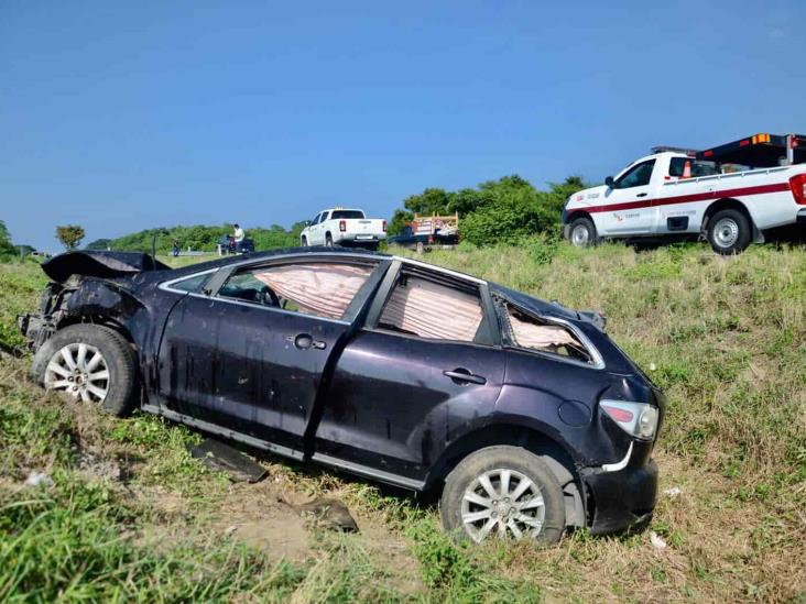 Hombre sale volando de su vehículo tras sufrir accidente sobre autopista Veracruz-Córdoba