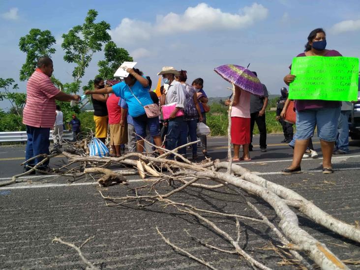 Bloquean autopista Totomoxtle - Tihuatlán; exigen apoyo de Gobierno Federal