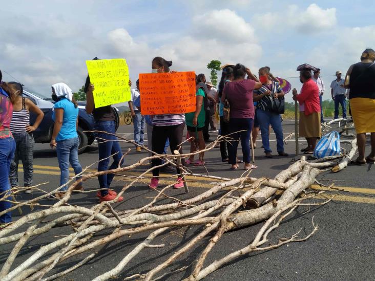 Bloquean autopista Totomoxtle - Tihuatlán; exigen apoyo de Gobierno Federal