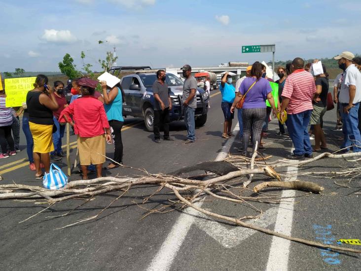 Bloquean autopista Totomoxtle - Tihuatlán; exigen apoyo de Gobierno Federal