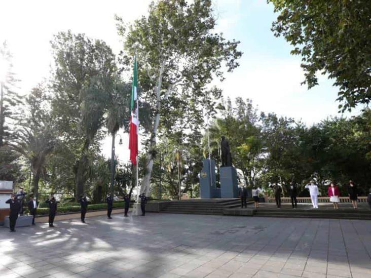 Con izamiento de bandera, inician festejos patrios en Veracruz