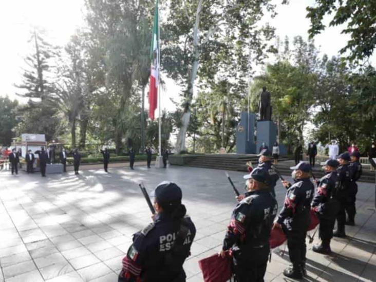 Con izamiento de bandera, inician festejos patrios en Veracruz
