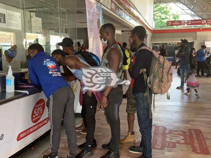Masiva llegada de haitianos en terminal de Acayucan