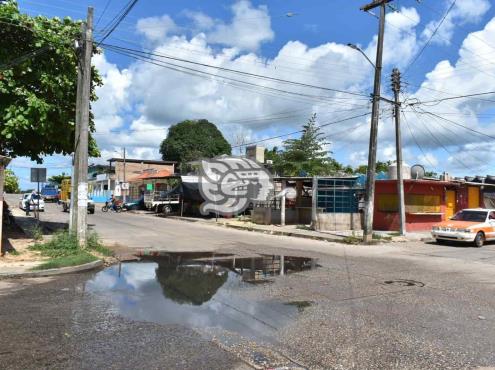 No soportan pestilencia por aguas negras en barrio de Acayucan 